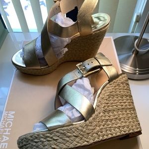 NEW MICHAEL KORS WOMEN GOLD WEDGE SHOES 7.5